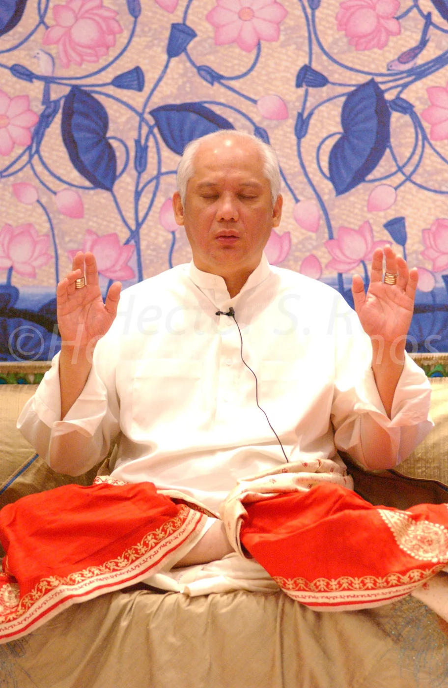 Grand Master Choa Kok Sui in meditation